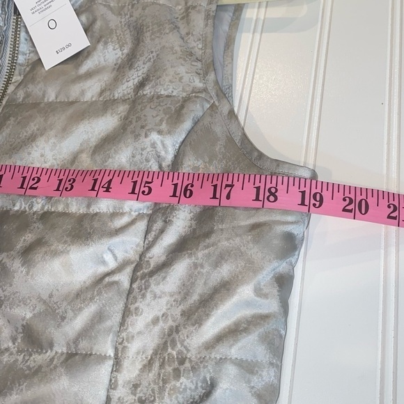 NWT Chico’s Quilted Faux-Fur Collar Animal Print Vest Silver Shimmer Sz S - Picture 10 of 11